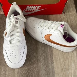 New in box Nike girls Court Borough low 2 SE